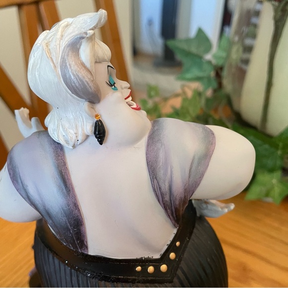 Disney Showcase Couture de Force Ursula Figurine - Picture 5 of 12